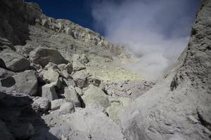 Mine de soufre avec des travailleurs à kawah ijen, Java, Indonésie photo