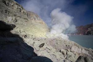 Mine de soufre avec des travailleurs à kawah ijen, Java, Indonésie photo