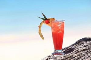 cocktail de fruits sur la plage d'une île tropicale photo