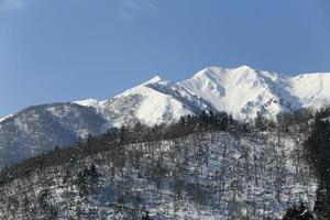 montagne couverte de neige à takayama au japon photo