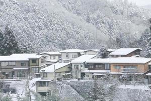 Vue de la ville de Takayama au Japon dans la neige photo
