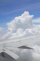 aile de l'avion sous les nuages photo