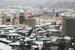 Vue de la ville de Takayama au Japon dans la neige photo