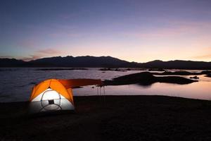 camping au bord du lac photo