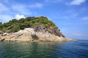 petite île avec une belle mer photo