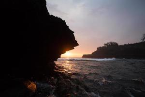 coucher de soleil sur temple hindou pura tanah lot, bali, indonésie photo