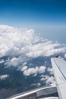 ciel bleu et nuages dans l'avion photo