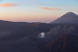 lever du soleil sur le volcan du mont bromo à l'est de java, en indonésie. photo