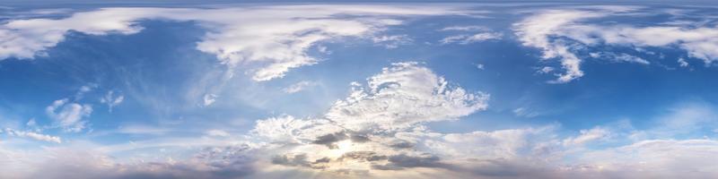 ciel bleu foncé avant le coucher du soleil avec de beaux nuages. panorama hdri harmonieux vue d'angle à 360 degrés avec zénith pour une utilisation dans les graphiques 3d ou le développement de jeux comme dôme du ciel ou modification d'un tir de drone photo