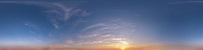 panorama hdri harmonieux vue d'angle à 360 degrés bleu clair ciel du soir avant le coucher du soleil avec zénith pour une utilisation dans les graphiques 3d ou le développement de jeux comme dôme du ciel ou modification d'un tir de drone photo