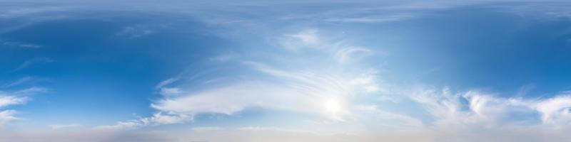 panorama hdri sphérique harmonieux vue d'angle à 360 degrés ciel bleu clair avec soleil brûlant au zénith pour une utilisation dans les graphiques 3d ou le développement de jeux comme dôme du ciel ou modification d'un tir de drone photo