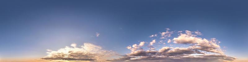 panorama hdri harmonieux vue d'angle à 360 degrés ciel bleu clair du soir avant le coucher du soleil pour une utilisation dans les graphiques 3d ou le développement de jeux comme dôme du ciel ou modification d'un tir de drone photo