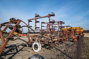 stationnement des engins agricoles et récolte. rangées de charrues, cultivateurs, corps photo