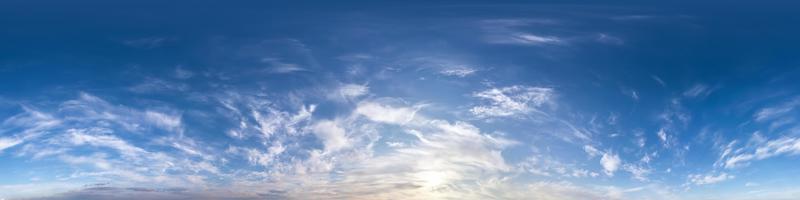 panorama hdri harmonieux vue d'angle à 360 degrés ciel bleu avec de beaux cumulus moelleux au zénith pour une utilisation dans les graphiques 3d ou le développement de jeux comme dôme du ciel ou modifier le tir de drone photo