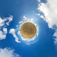 transformation de la petite planète du panorama sphérique à 360 degrés. vue aérienne abstraite sphérique dans le champ avec de beaux nuages impressionnants. courbure de l'espace. photo