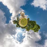 transformation de la petite planète du panorama sphérique à 360 degrés. vue aérienne abstraite sphérique dans le champ avec de beaux nuages impressionnants. courbure de l'espace. photo