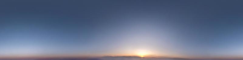 ciel bleu foncé avant le coucher du soleil avec de beaux nuages impressionnants. panorama hdri harmonieux vue d'angle à 360 degrés avec zénith pour une utilisation dans les graphiques ou le développement de jeux comme dôme du ciel ou modification d'un tir de drone photo
