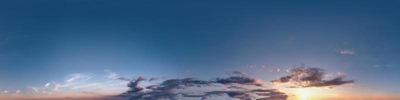 panorama hdri du ciel coucher de soleil sombre et harmonieux vue d'angle à 360 degrés avec de beaux nuages au zénith pour une utilisation dans les graphiques 3d comme dôme du ciel ou modification d'un tir de drone photo