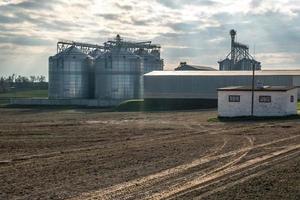 ascenseur à grenier. agro-industrie et usine de fabrication pour la transformation et les silos d'argent pour le nettoyage à sec et le stockage des produits agricoles, de la farine, des céréales et des grains. photo