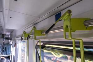 porte-vélos dans un train. dispositif de transport pour bicyclettes dans le wagon. photo