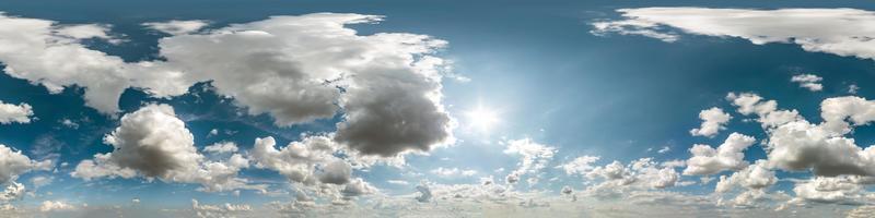 ciel bleu avec de beaux nuages en journée ensoleillée. panorama hdri harmonieux vue d'angle à 360 degrés avec zénith pour une utilisation dans les graphiques 3d ou le développement de jeux comme dôme du ciel ou modification d'un tir de drone photo
