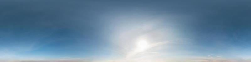 ciel bleu avec des nuages avec le soleil du matin. panorama hdri harmonieux vue d'angle à 360 degrés avec zénith pour une utilisation dans les graphiques 3d ou le développement de jeux comme dôme du ciel ou modification d'un tir de drone photo
