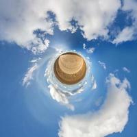 transformation de la petite planète du panorama sphérique à 360 degrés. vue aérienne abstraite sphérique dans le champ avec de beaux nuages impressionnants. courbure de l'espace. photo