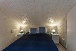 intérieur de la chambre éco moderne dans un appartement de style clair dans une maison de vacances avec des lits en bois photo