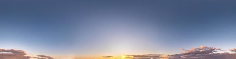 panorama hdri harmonieux vue d'angle à 360 degrés ciel bleu clair du soir avant le coucher du soleil pour une utilisation dans les graphiques 3d ou le développement de jeux comme dôme du ciel ou modification d'un tir de drone photo