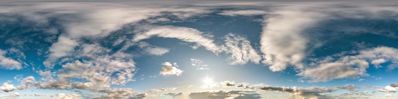 ciel bleu avec de beaux cumulus. panorama hdri harmonieux vue d'angle à 360 degrés avec zénith pour une utilisation dans les graphiques 3d ou le développement de jeux comme dôme du ciel ou modification d'un tir de drone photo