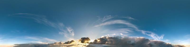 ciel bleu foncé avant le coucher du soleil après la tempête avec de beaux nuages. panorama hdri harmonieux vue d'angle à 360 degrés avec zénith pour une utilisation dans les graphiques 3d ou le développement de jeux comme dôme du ciel ou modification d'un tir de drone photo