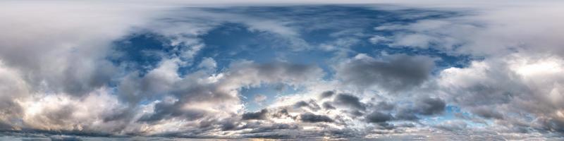 ciel bleu avec de beaux cumulus du soir. panorama hdri harmonieux vue d'angle à 360 degrés avec zénith pour une utilisation dans les graphiques 3d ou le développement de jeux comme dôme du ciel ou modification d'un tir de drone photo