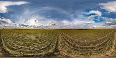 panorama hdri sphérique complet et harmonieux à 360 degrés sur les champs au printemps avec des nuages impressionnants en projection équirectangulaire, prêt pour le contenu de réalité virtuelle vr ar photo