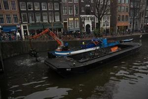Amsterdam, Pays-Bas, 2015 - vélos de pêche hors du canal d'Amsterdam photo