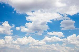 fond de ciel bleu avec de minuscules nuages photo