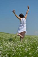 jeune femme heureuse dans un champ vert photo