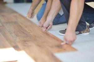 pose de parquet stratifié photo