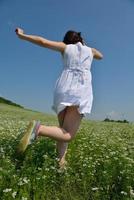 jeune femme heureuse dans un champ vert photo