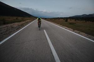 athlète de triathlon faisant du vélo photo