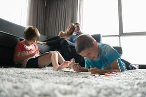 jeune couple passe du temps avec des enfants photo