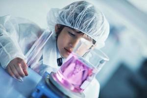 petit enfant scientifique en laboratoire photo