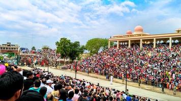 foule d'indiens célébrant la cérémonie du drapeau de la frontière indo-pakistanaise de wagah lors de la journée de la république indienne à wagah, en inde. photo