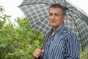 homme avec parapluie sous la pluie photo