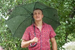 homme avec parapluie sous la pluie photo