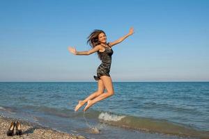 jeune fille joyeuse sur la mer photo