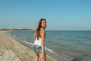 jeune fille joyeuse sur la mer photo