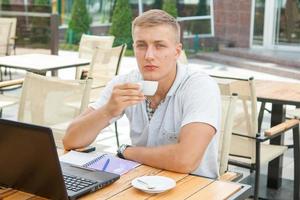 jeune homme assis au café photo