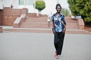 jeune femme noire posée dans la ville. portrait unique de femmes africaines. photo