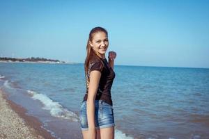 jeune fille joyeuse sur la mer photo