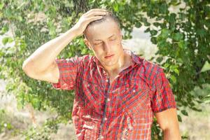 jeune homme sexy mouillé sous la pluie photo